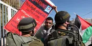 Filman a soldado israelí disparando en la pierna a palestino durante un ataque de colonos