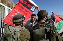 Filman a soldado israelí disparando en la pierna a palestino durante un ataque de colonos