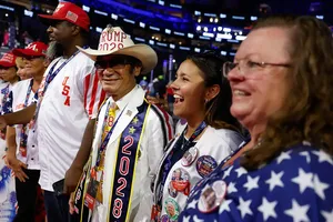 En El Trump-A-Palooza, La Fe Trumpista Bajo 35 Grados: "Es Loco, Pero Tengo Que Ir A Verlo"