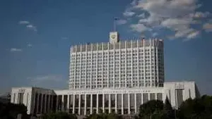 Правительство резко ухудшило прогноз по инфляции после рекордного за 16 лет взлета цен на бензин