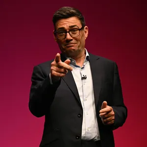 Burnham Asegura Que Existen "Fuertes Indicios" de Que Irán Estuvo Implicado en el Incidente Ocurrido en la Base de Fairford