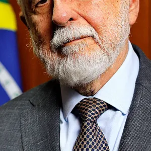Celso Amorim, Ex Ministro de Exteriores: "Brasil Es Muy Grande para Ser Controlado, pero los de Bolsonaro Están Siempre con la Bandera de Estados Unidos"
