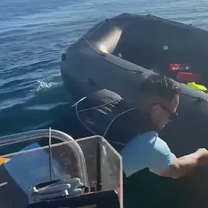 Detenido UN Ultra Británico Que Acuchilló UN Bote Inflable de Migrantes con una Persona A Bordo