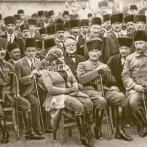 Mustafa Kemal Atatürk: Türkiye Cumhuriyeti'nin Kurucusu ve Değişimin Mimarı