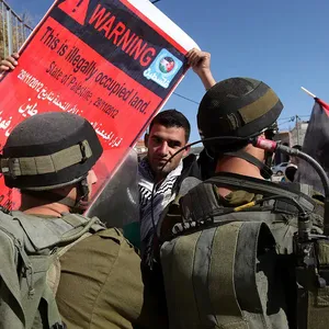 Filman a soldado israelí disparando en la pierna a palestino durante un ataque de colonos