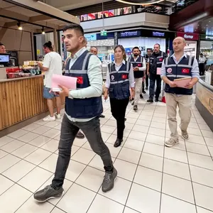 İzmir'de Kurban Bayramı öncesi marketlerde fiyat ve etiket denetimi yapıldı