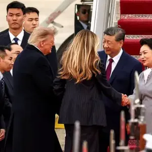 Trump Greets Xi Jinping at Plane as Chinese Leader Arrives for State Visit