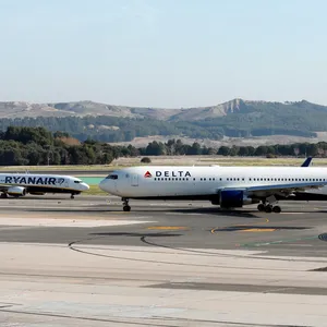 UN Avión de Delta Aterriza de Emergencia en Oporto Tras Detectarse Humo en la Cabina