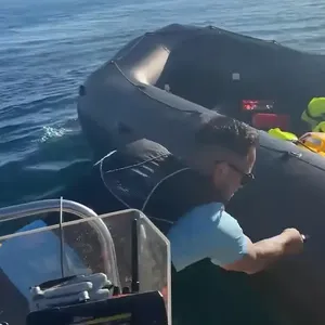 UN Ultra Británico Acuchilla UN Bote Inflable de Inmigrantes con una Persona A Bordo