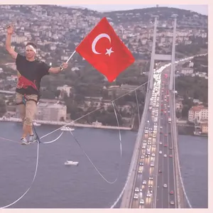 Red Bull Sporcusu İstanbul Boğazı’nı Halat Üzerinde Aştı: Asya’dan Avrupa’ya Unutulmaz Yürüyüş