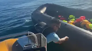 Detenido UN Ultra Británico Que Acuchilló UN Bote Inflable de Migrantes con una Persona A Bordo