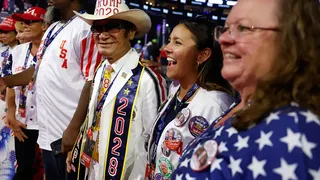 En El Trump-A-Palooza, La Fe Trumpista Bajo 35 Grados: "Es Loco, Pero Tengo Que Ir A Verlo"