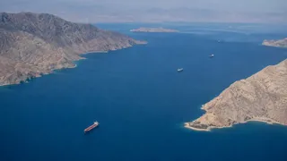 Hürmüz'de İzinsiz Geçiş Girişimi: Gemilerden Biri Alev Aldı