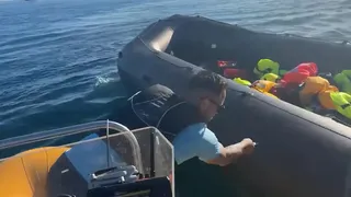 UN Ultra Británico Acuchilla UN Bote Inflable de Inmigrantes con una Persona A Bordo