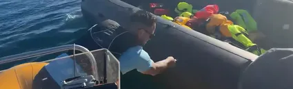 UN Ultra Británico Acuchilla UN Bote Inflable de Inmigrantes con una Persona A Bordo