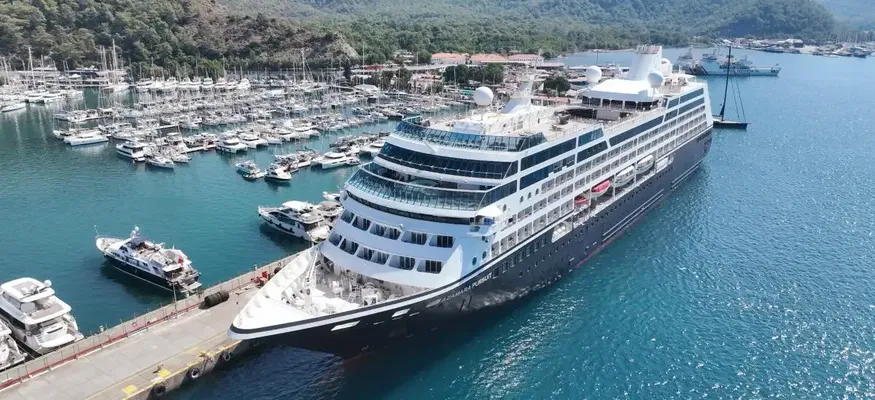 "Azamara Pursuit" kruvaziyeri 680 yolcusuyla Marmaris'e geldi