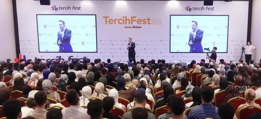 Bakan Bayraktar, TercihFest 2025'te üniversite adaylarıyla buluştu: