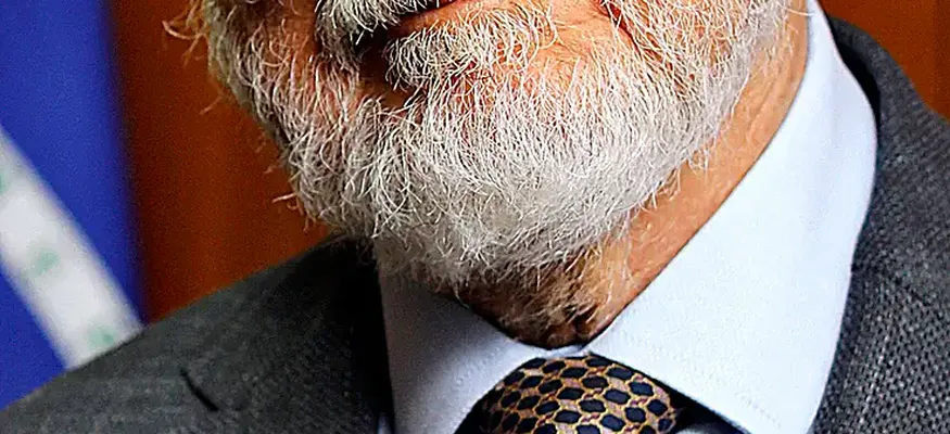 Celso Amorim, Ex Ministro de Exteriores: "Brasil Es Muy Grande para Ser Controlado, pero los de Bolsonaro Están Siempre con la Bandera de Estados Unidos"