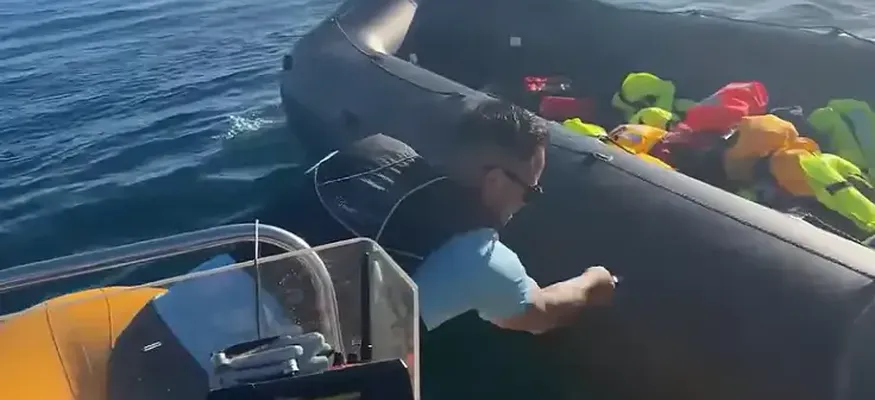 Detenido UN Ultra Británico Que Acuchilló UN Bote Inflable de Migrantes con una Persona A Bordo