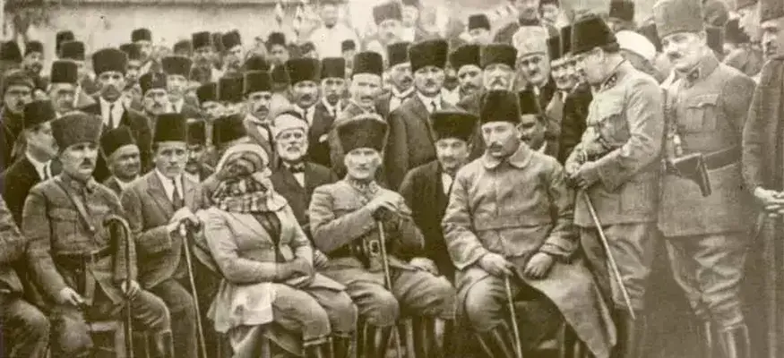 Mustafa Kemal Atatürk: Türkiye Cumhuriyeti'nin Kurucusu ve Değişimin Mimarı