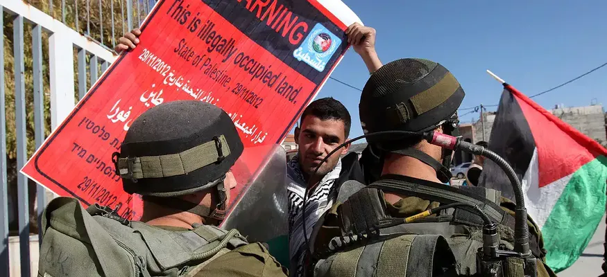 Filman a soldado israelí disparando en la pierna a palestino durante un ataque de colonos