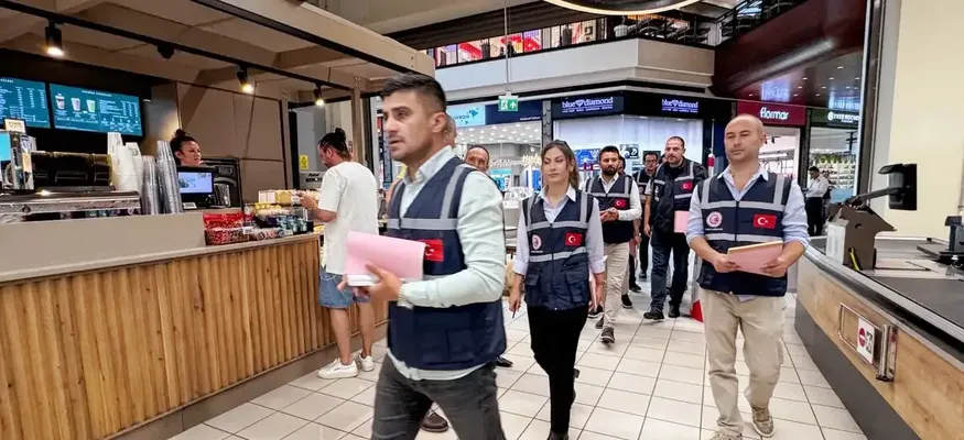 İzmir'de Kurban Bayramı öncesi marketlerde fiyat ve etiket denetimi yapıldı