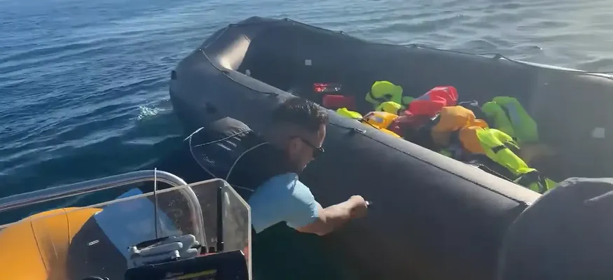 UN Ultra Británico Acuchilla UN Bote Inflable de Inmigrantes con una Persona A Bordo