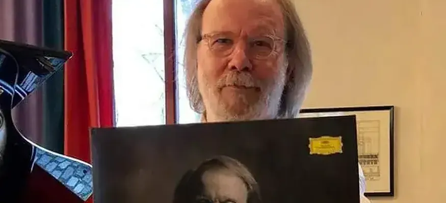 Una estrella de ABBA canta una versión de "Mamma Mia" para una candidata sueca