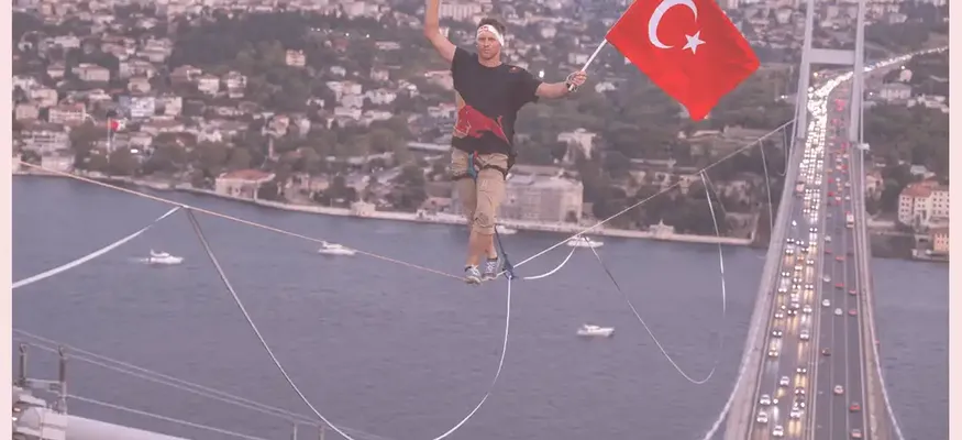 Red Bull Sporcusu İstanbul Boğazı’nı Halat Üzerinde Aştı: Asya’dan Avrupa’ya Unutulmaz Yürüyüş