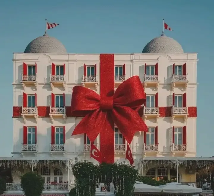 Tarihi Splendid Palace’ta Masalsı Bir Yeni Yıl Hazırlığı